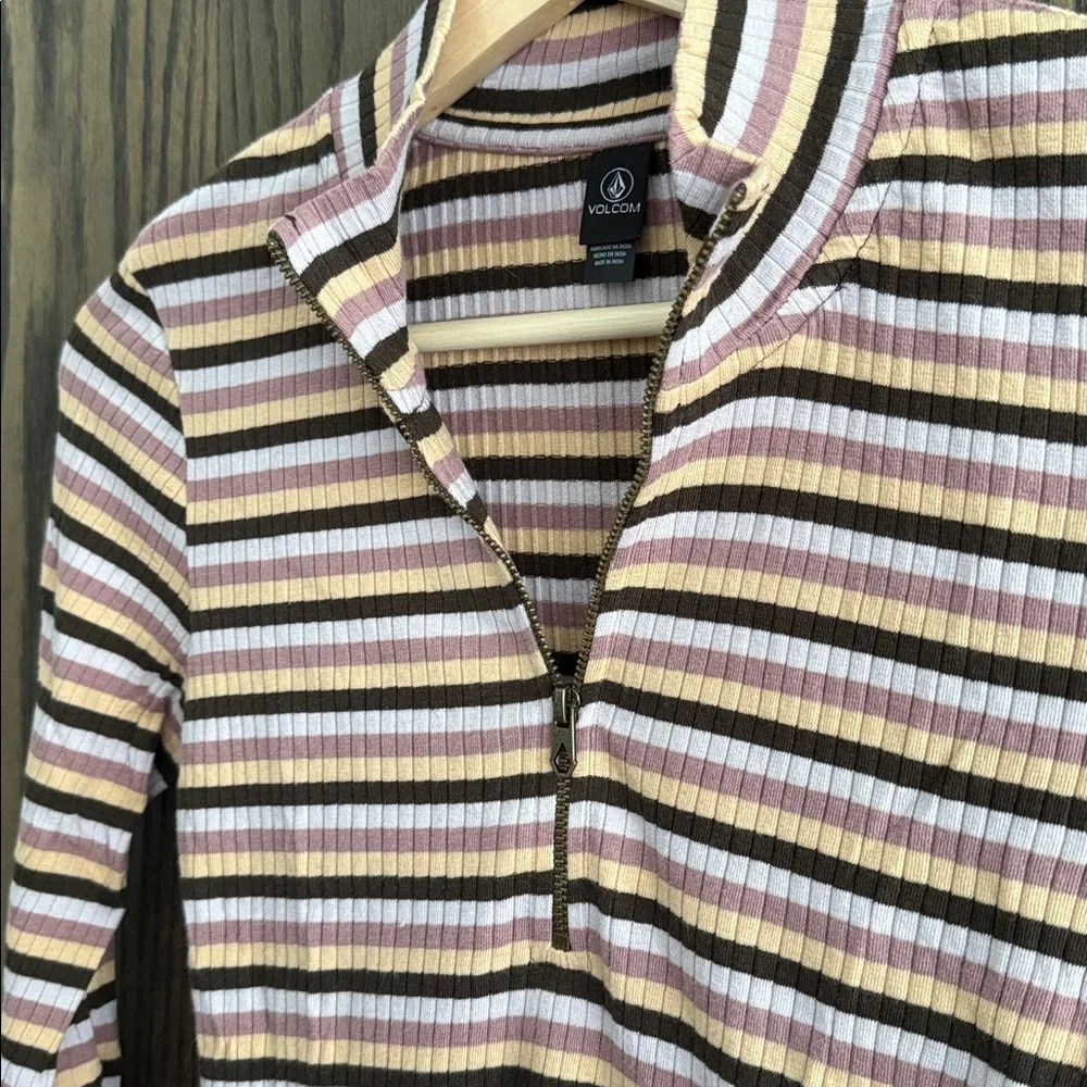 Volcom • Mock Neck 3/4 Zip - Picture 3 of 4